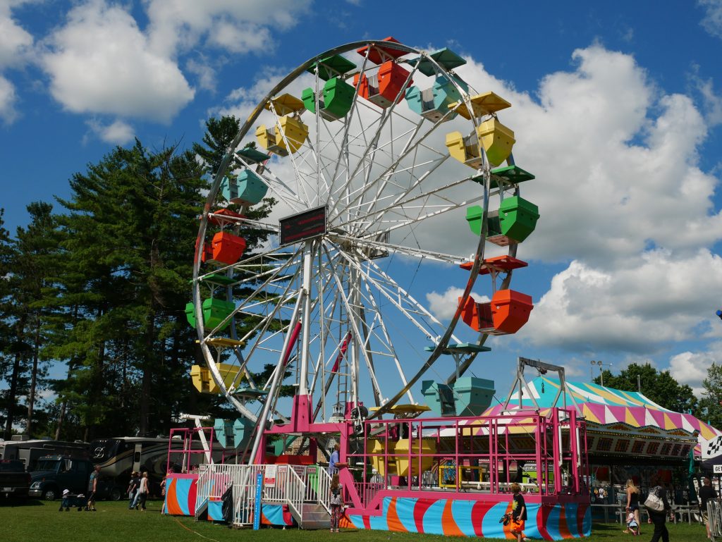 Picture displaying the Ferris Wheel amusement park ride at the Alliston Potato Festival